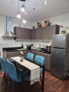 2BR Penthouse Stay in Gramercy at 66F, Sunset & Ocean Views, 55 TV