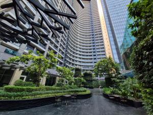 2BR Penthouse Stay in Makati Philippines, Sunset & Ocean Views, 55 TV, Free Pool & Sauna, Direct Mall Access