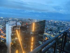 2BR Penthouse Stay in Makati Philippines, Sunset & Ocean Views, 55 TV, Free Pool & Sauna, Direct Mall Access