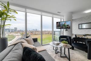 Modern 3BR Condo Sleeps 8 with Floor-to-Ceiling Views