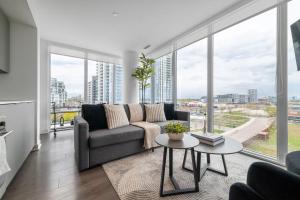Modern 3BR Condo Sleeps 8 with Floor-to-Ceiling Views