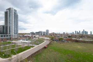 Modern 3BR Condo Sleeps 8 with Floor-to-Ceiling Views