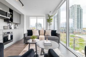 Modern 3BR Condo Sleeps 8 with Floor-to-Ceiling Views