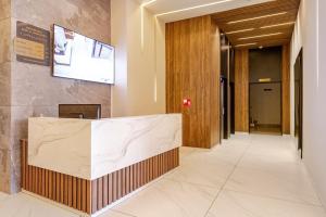 Skyline 3BR Apartment with Expansive Private Terrace - Families Only