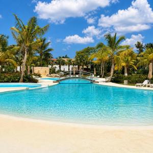 Spacieux appartement avec piscines et accès privé mer, Dominicus