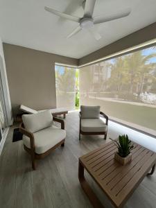 Spacieux appartement avec piscines et accès privé mer, Dominicus