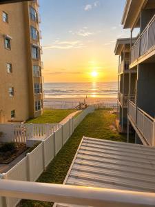 Ocean View Condo-Steps to the Beach - Sunrise Balcony-Sleeps 4 - New Smyrna