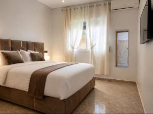 Magnifique maison famiiale moderne spacieuse de 150 m Avec de 3 chambres ,confortables et d un grand salon et terrasse, Idealement situee a 9 min du centre-ville elle se trouve à proximite de la route principale menant a l aeroport Berkane et Saidia