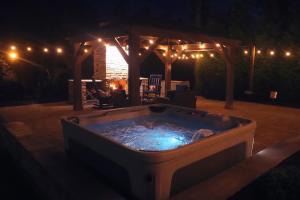 Harpers Ferry, Patio with Hot Tub & Fireplace