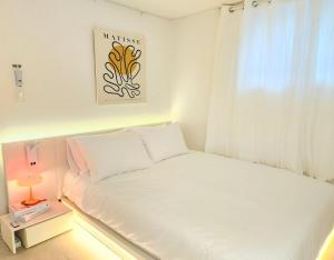 Gangnam & Sinnonhyeon Beauty Shopping Stay 3BR 4 Queen Beds Max 8