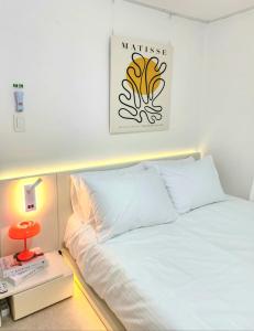 Gangnam & Sinnonhyeon Beauty Shopping Stay 3BR 4 Queen Beds Max 8