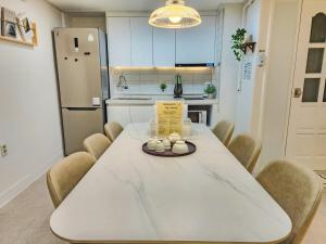 Gangnam & Sinnonhyeon Beauty Shopping Stay 3BR 4 Queen Beds Max 8