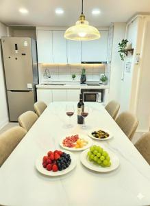 Gangnam & Sinnonhyeon Beauty Shopping Stay 3BR 4 Queen Beds Max 8