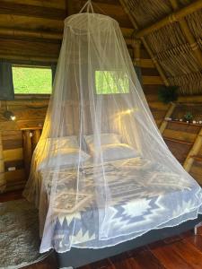 Cabanas ecologicas con vista espectacular y cascada privada - Finca Qawana Ecolodge en San Carlos