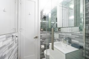 Central Park Suite - 4 Bedroom with Self Check-in