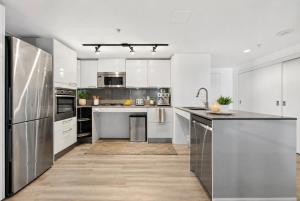Contemporary 2BR Near Vancouver Waterfront