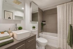 Contemporary 2BR Near Vancouver Waterfront