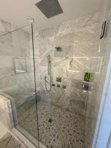 The Suite Spot Eclectic • Modern • Sleeps 6