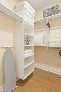 The Suite Spot Eclectic • Modern • Sleeps 6