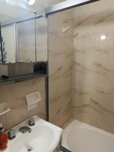 Monoambiente centrico, con Balcón Privado - A 3 cuadras del Mar
