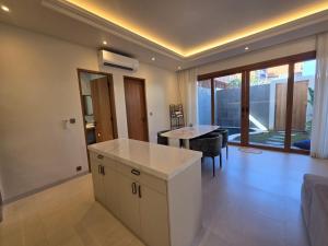 Quiet Contemporary Hideaway, Moments from Icon Mall and Beach