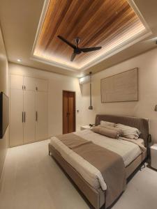 Quiet Contemporary Hideaway, Moments from Icon Mall and Beach