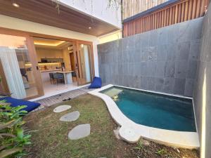 Quiet Contemporary Hideaway, Moments from Icon Mall and Beach