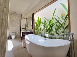 Calm & Stylish, Private Pool, Mini Gym & Office