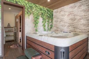 Villa Vinita w Jacuzzi & Sauna near Thermal Spa - Happy Rentals