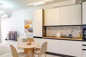 Quiet central 1-bedroom new building with view