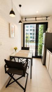 Condo with Rooftop Pool at Excellent Location