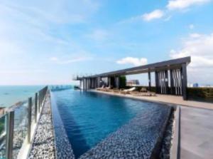 Condo with Rooftop Pool at Excellent Location