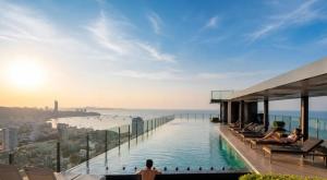 Condo with Rooftop Pool at Excellent Location