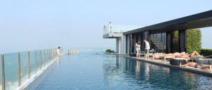 Condo with Rooftop Pool at Excellent Location
