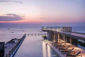 Condo with Rooftop Pool at Excellent Location
