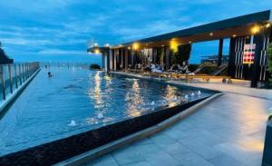 Condo with Rooftop Pool at Excellent Location