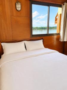 103 Balcony Khong Superior River Front