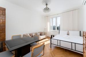 Old Town Cream Apartment by BookingHost