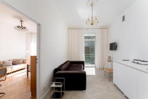 Old Town Cream Apartment by BookingHost