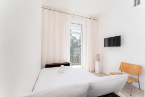 Old Town Cream Apartment by BookingHost