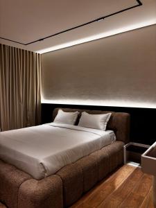 Apartment with a living room and an elegant bedroom