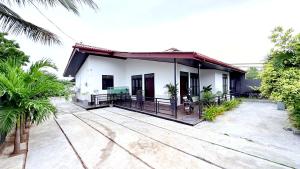 Sunset villa Swimming pool with Rooms