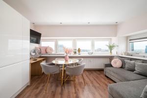 Zgoda 13 Modern City Apartment by BookingHost