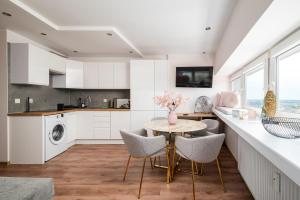 Zgoda 13 Modern City Apartment by BookingHost