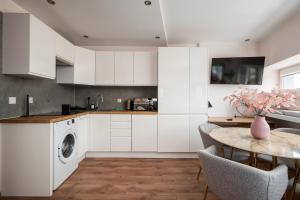Zgoda 13 Modern City Apartment by BookingHost