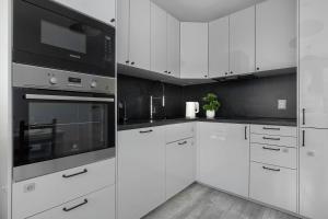 Spacious Apartment in Cracow with Balcony, Desk and Bathtub by Noclegi Renters