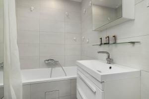 Spacious Apartment in Cracow with Balcony, Desk and Bathtub by Noclegi Renters