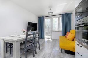 Spacious Apartment in Cracow with Balcony, Desk and Bathtub by Noclegi Renters