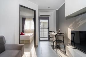 Modern 1BR Condo Tower One 205 - Pool & Gym - Chalong Pier
