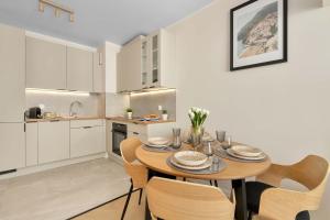 Comfortable Apartment with Balcony, Pet Friendly by Noclegi Renters